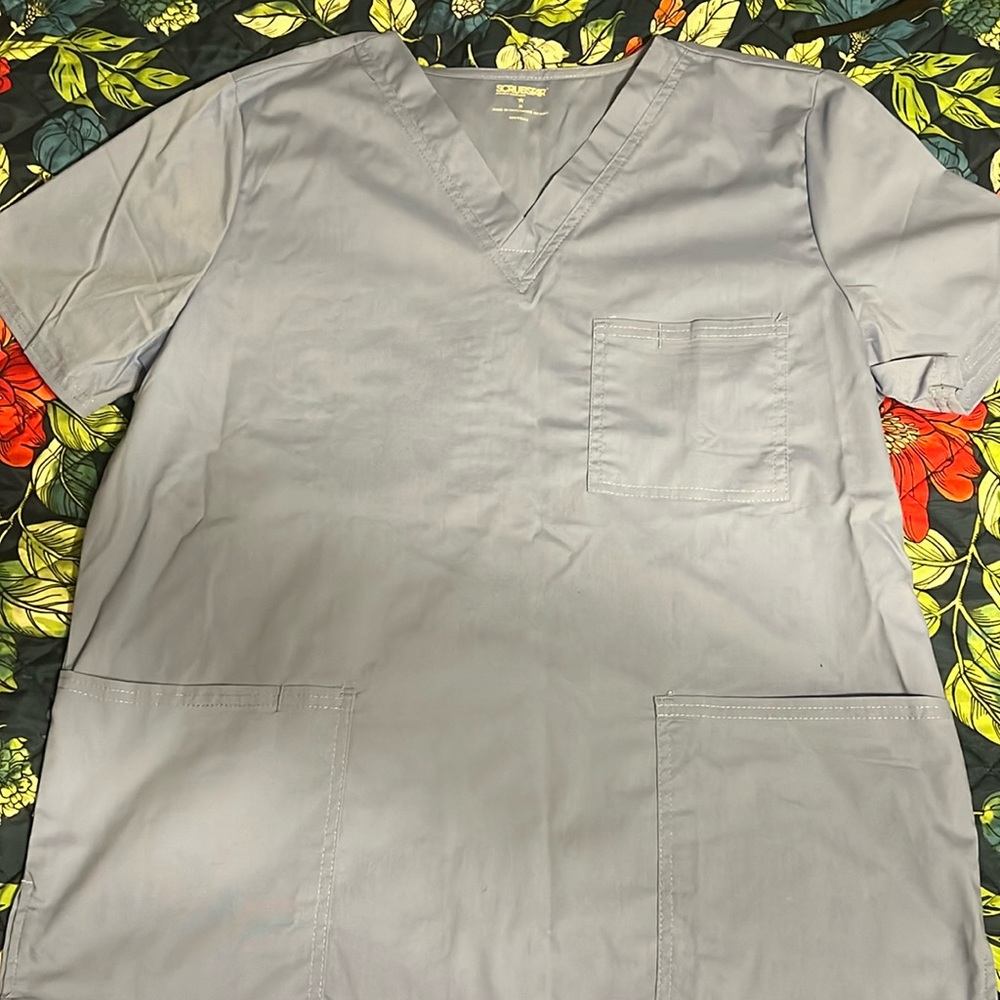 Medium scrub top